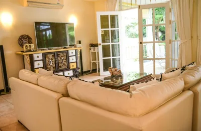 Shimmer Three-Bedroom Villa with large garden and two swimming pools – Foto 4