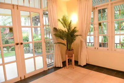 Shimmer Three-Bedroom Villa with large garden and two swimming pools – Foto 14